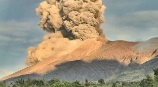 Vulkan Kanlaon auf den Philippinen ausgebrochen