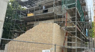 Historische Anmutung, moderner Kern: Sandstein-Optik für Archäologisches Fenster in Herford