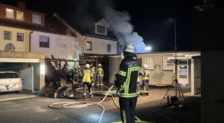 Explosion erschreckt Anwohner: Bielefelder Feuerwehr löscht in Elektrowerkstatt