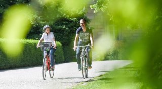 Sie sitzen viel? So kommt mehr Bewegung ins Leben