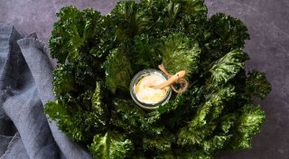 Lass es krachen! Grünkohlchips mit Zitronen-Joghurt-Dip