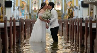 Philippinen: Paar watet in überfluteter Kirche zum Jawort