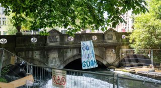 Auf der Eisbachwelle darf ab sofort wieder gesurft werden
