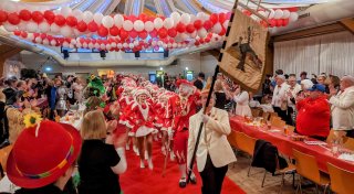 Bad Driburger Karnevalsgesellschaft feiert Rot-Weiße Nacht im Schützensaal