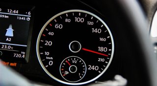 Audi-Fahrer rast auf A44 im Kreis Paderborn mit 178 km/h durch 80er-Zone