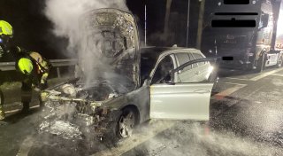 Feuerwehr löscht brennendes Auto an der A33 in Paderborn