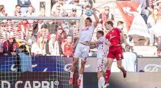 Köln verspielt Tabellenführung - 1:1 im hitzigen Rhein-Derby