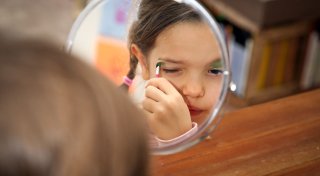 Schminke für Kinder: Worauf Eltern beim Kauf achten sollten