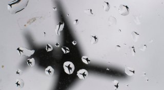Regen in Krakau: Urlaubsflieger gerät bei Landung auf Rasen