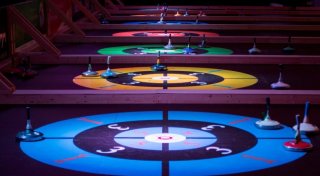 In der Stadthalle Höxter können Familien und Firmen jetzt Curling spielen