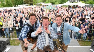 Dorfrocker spielen groß auf im Beverunger Weserdorf