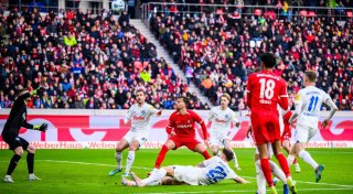 3:2 nach 3:0: Freiburg rettet Sieg gegen Kiel