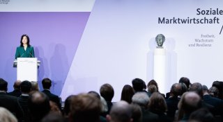 Reiche will Neuausrichtung: Erhard kehrt zurück