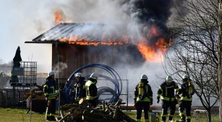 Großeinsatz der Feuerwehr im Kreis Gütersloh: Rauchsäule ist bei Brand weithin sichtbar