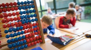 Jungen sind erst nach Schulstart besser in Mathe als Mädchen