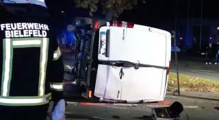 Sprinter stürzt auf die Seite: Drei Verletzte bei schwerem Unfall in Bielefeld