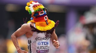 Farbenfroh ins Ziel: Geher aus Ecuador lässt Maske fallen