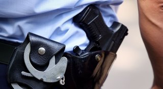 Eskalation bei Polizeieinsatz: Bielefelder greift im Gerangel nach Polizeiwaffe