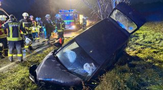 Autofahrer kommt in scharfer Kurve bei Lichtenau von Fahrbahn ab