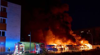 Transporter in Flammen: Bekennertext legt Brandanschlag nahe