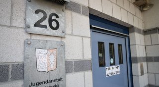 Hatten Mitarbeiterinnen Verhältnis mit Häftling?