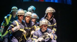 „Biedermann und die Brandstifter“ feiert Premiere am Paderborner Theater