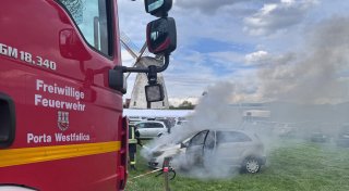 Feuerwehreinsatz in Porta Westfalica: Auto brennt beim Mühlenfest in Veltheim