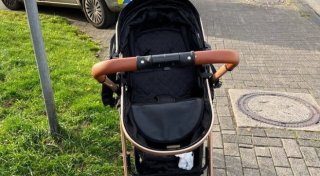 Kinderwagen verliert bei Unfall ein Rad