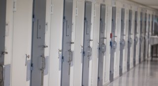 Betrunken und bekifft: Lübbecker geht in Bielefeld mit Schere auf Jugendliche los