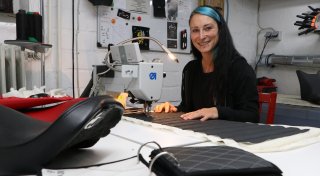 Echtes Handwerk: Warum sich diese Stemwederin auf Motorradsitzbänke spezialisiert hat