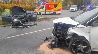Zwei Schwerverletzte nach Unfall auf der B64 in Höxter