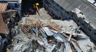 14 Tote, 49 Vermisste nach Schuleinsturz in Indonesien