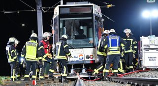 Entgleiste Bielefelder Stadtbahn sorgt für stundenlangen Feuerwehreinsatz