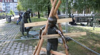 Bronze-Junge vom Paderborner Waschfrauen-Denkmal ist zurück