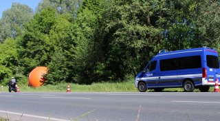 Zwei Tonnen schwere Kugel rollt in der Nacht über Kreuzung in Detmold
