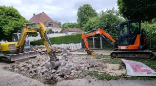 Überraschender Abriss: Bagger zerlegt historisches Haus am Herforder Pöppelmannwall
