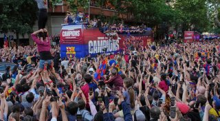 Barças Meisterteam im offenen Bus von Tausenden gefeiert