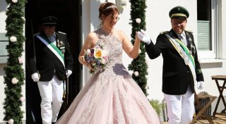 Bezauberndes Königinnenkleid ist in Büren-Weiberg ein echter Blickfang