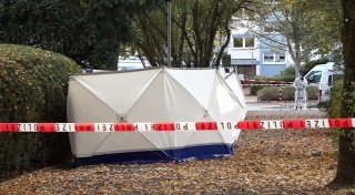 Frau mit Messerstichen getötet - Täter auf der Flucht