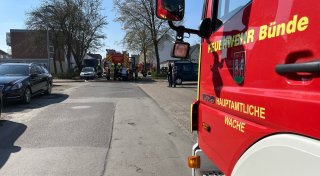 Küchenbrand in Bünder Mehrfamilienhaus löst Großeinsatz aus