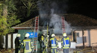 Brand an Kiosk am Gütersloher Stadtpark löst großen Feuerwehreinsatz aus
