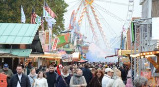 Brockumer Markt eröffnet: Lübbecker Land feiert beim Rummel unterm Riesenrad mit
