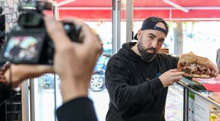 Drehort Drehspieß: Influencer testet Berliner U-Bahn-Döner