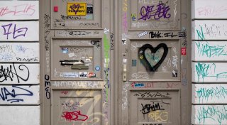 Schmierereien an der Fassade: Was Eigentümer tun können