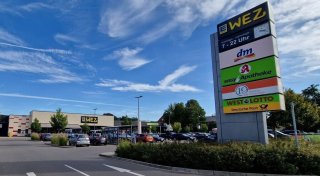 Ärger auf Supermarkt-Parkplatz in Minden: 21-Jähriger wird mit Messer attackiert