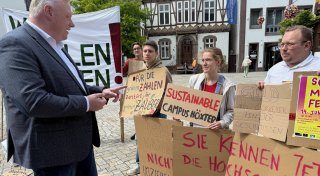 Studierende der TH OWL demonstrieren für den Verbleib der Lehre in Höxter
