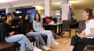 Mit Video: Paderborner Schüler zeigen bei Projekt von NW und SCP den Fake News die Rote Karte