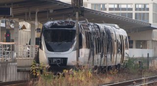 Zug brennt im Bahnhof Ahrensfelde - Insassen gerettet