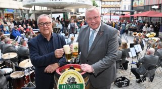 Mit einem Schlag: Höxters Bürgermeister eröffnet Huxori