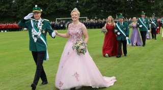 Strahlende Majestäten begeistern beim Schützenfest in Ostenland